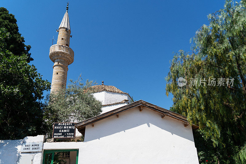 Hacı Memiş Ağa清真寺位于İzmir省Çeşme区Alaçatı镇密那Paşa街